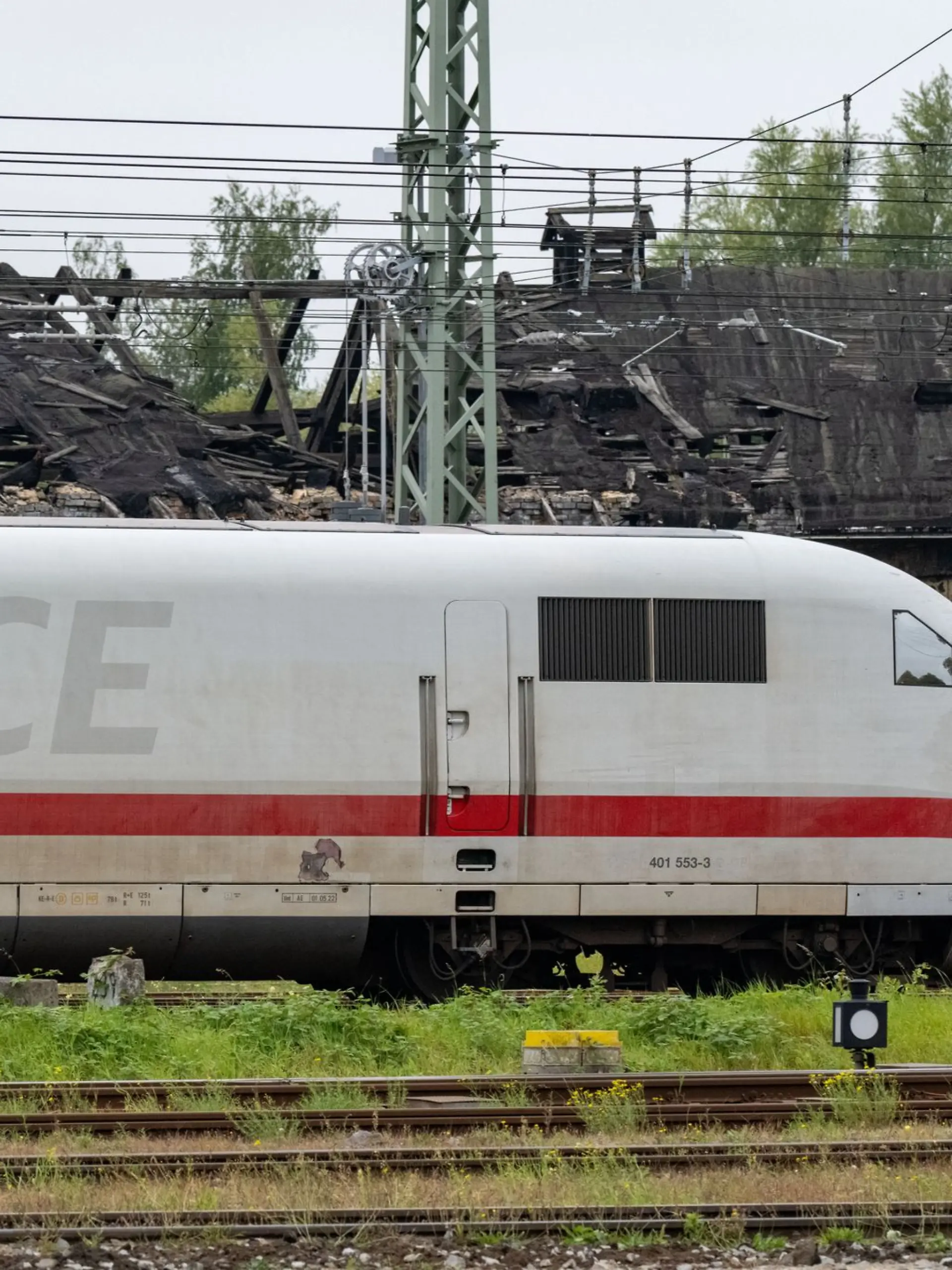 Bild zu: "Afghane droht mit Messer - ICE mit hunderten Fahrgästen geräumt"