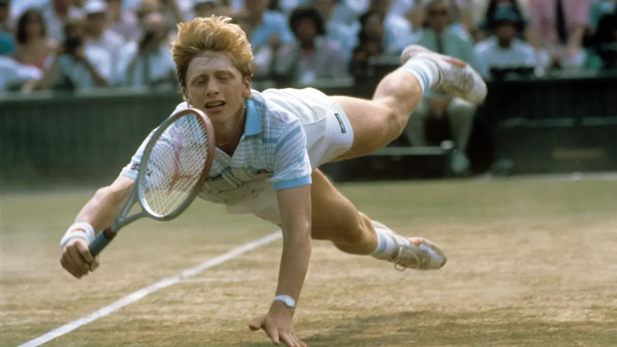 Der deutsche Tennisspieler Boris Becker hechtet während des Turniers in Wimbledon im Juli 1985 hinter einem Ball her. Als jüngster Spieler und erster Deutscher überhaupt gewann der ungesetzte Boris Becker am 7. Juli 1985 spektakulär gegen Kevin Curren in vier Sätzen das Wimbledon-Finale.
