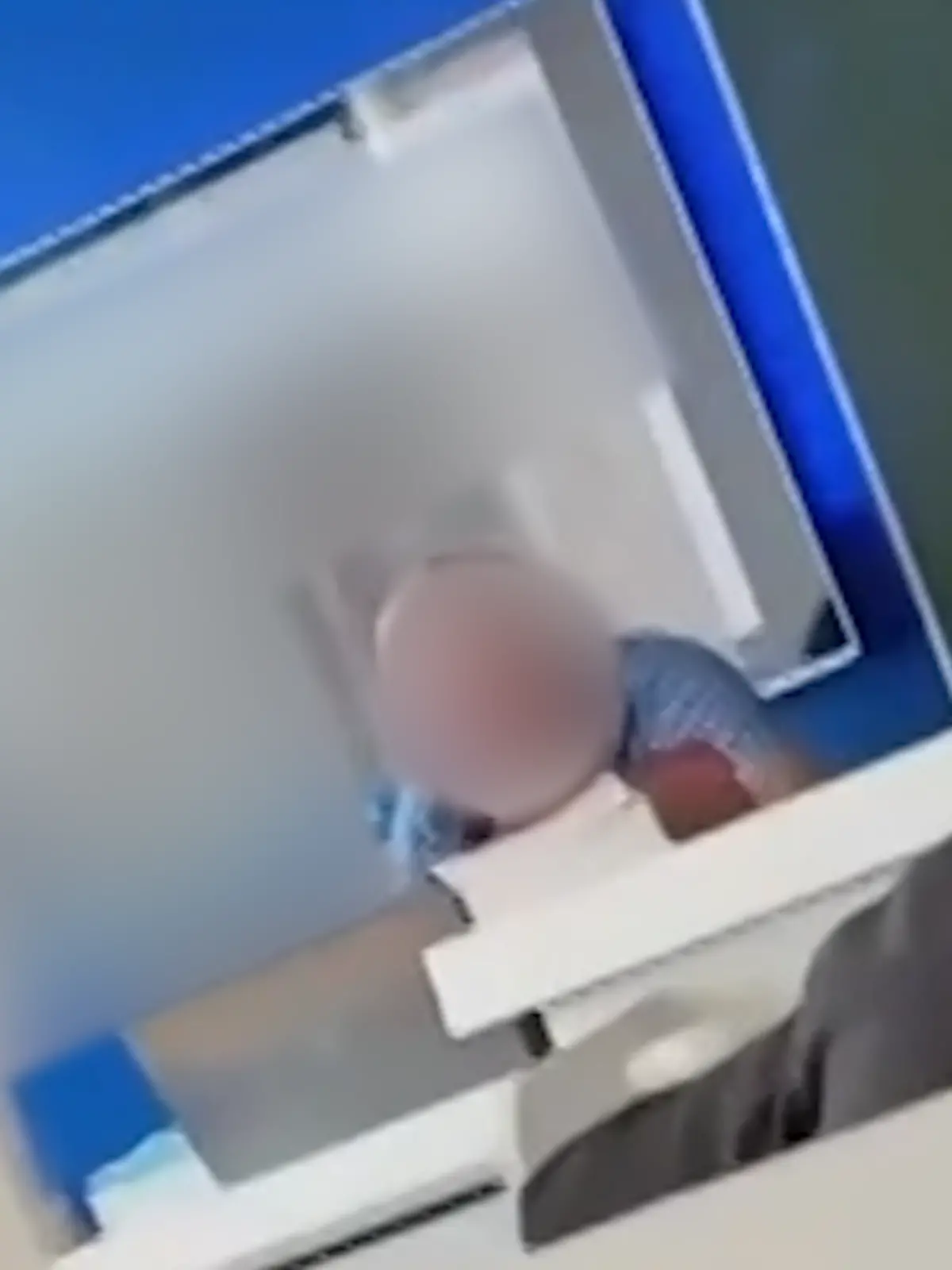 Ein Lehrer sitzt vor der Klasse mit dem Laptop, hinter ihm spielen Pornos auf der Leinwand ab.