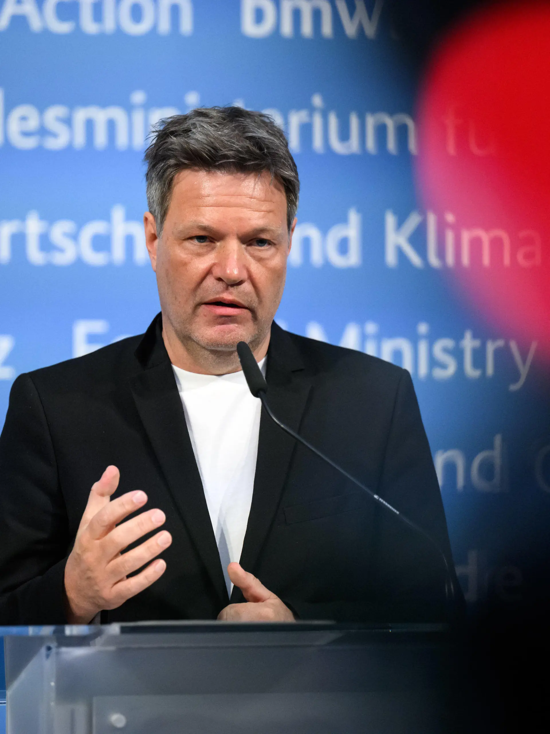 ARCHIV - 28.03.2022, Berlin: Robert Habeck (Bündnis 90/Die Grünen), Bundesminister für Wirtschaft und Klimaschutz, beim G7-Energieministertreffen Ende März. Nach den Gräueltaten in der ukrainischen Stadt Butscha hat Habeck einen sofortigen Stopp von Energielieferungen aus Russland zunächst ausgeschlossen. Er betonte aber, dass Deutschland in den vergangenen vier Wochen mit der Abkoppelung von der Energieversorgung aus Russland ein gutes Stück vorangekommen sei. (zu dpa: «Klingbeil und Habeck gegen sofortiges Energie-Embargo gegen Russland») Foto: Bernd von Jutrczenka/dpa +++ dpa-Bildfunk +++