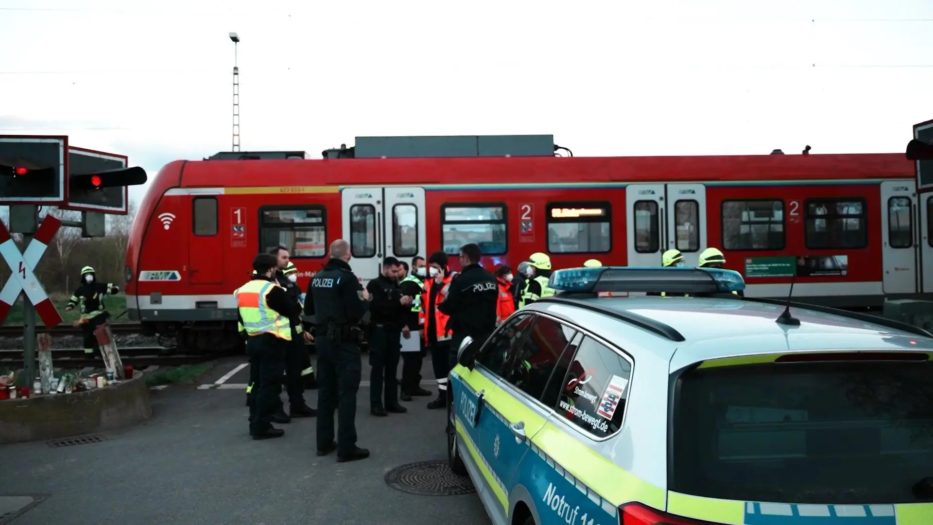 Einsatzkräfte der Feuerwehr und der Polizei sichern den Krifteler Bahnübergang an der Paul-Duden-Straße nach dem Tod des Sehbehinderten und seines Assistenzhundes ab.
