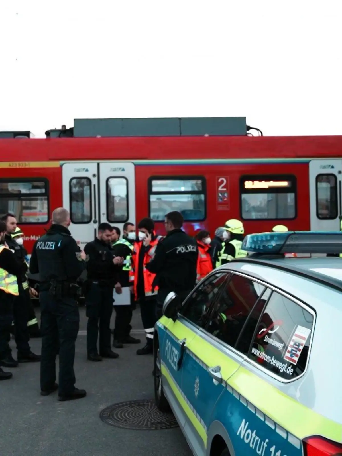 Einsatzkräfte der Feuerwehr und der Polizei sichern den Krifteler Bahnübergang an der Paul-Duden-Straße nach dem Tod des Sehbehinderten und seines Assistenzhundes ab.