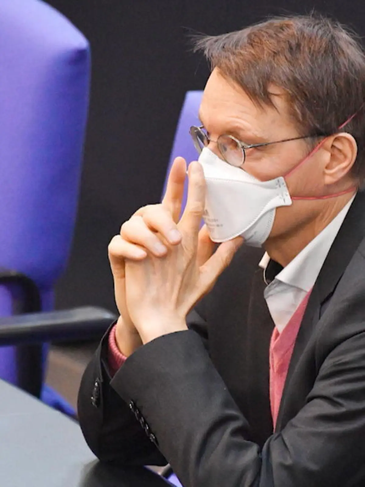 Bild zu: "Doch keine freiwillige Isolation"