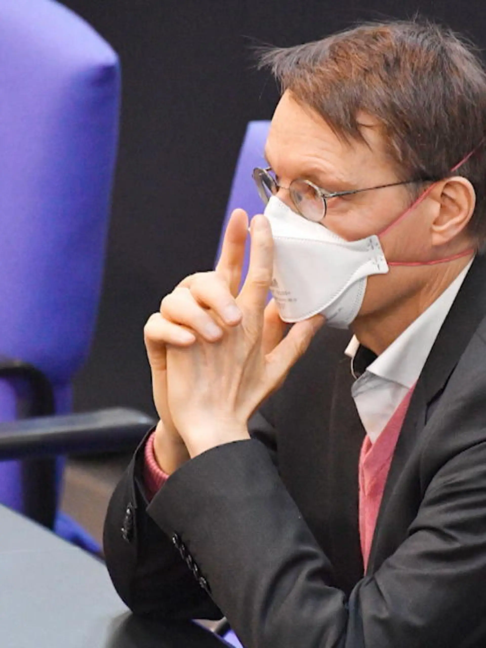 Bild zu: "Doch keine freiwillige Isolation"