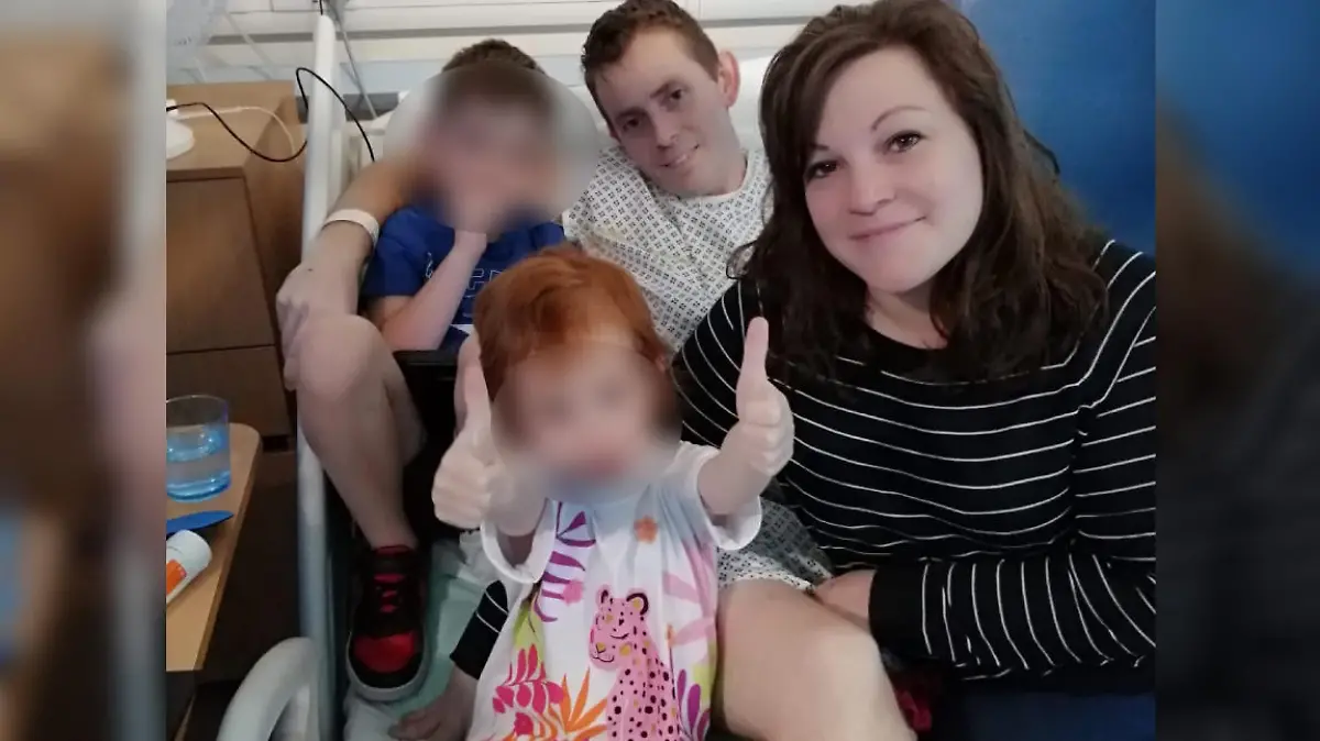 Matt Jones mit seiner Frau Nicki und zwei seiner Kinder.