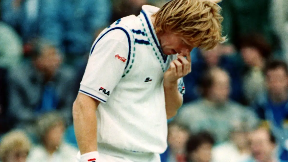 Der deutsche Tennisprofi Boris Becker konzentriert sich im Herren-Einzelfinale des Wimbledon-Turniers am 03.07.1988. Der Leimener, der sensationell die Turniere 1985 und 1986 gewonnen hatte, unterliegt dem Schweden Stefan Edberg mit 6:4, 6:7, 4:6, 2:6. [dpabilderarchiv]