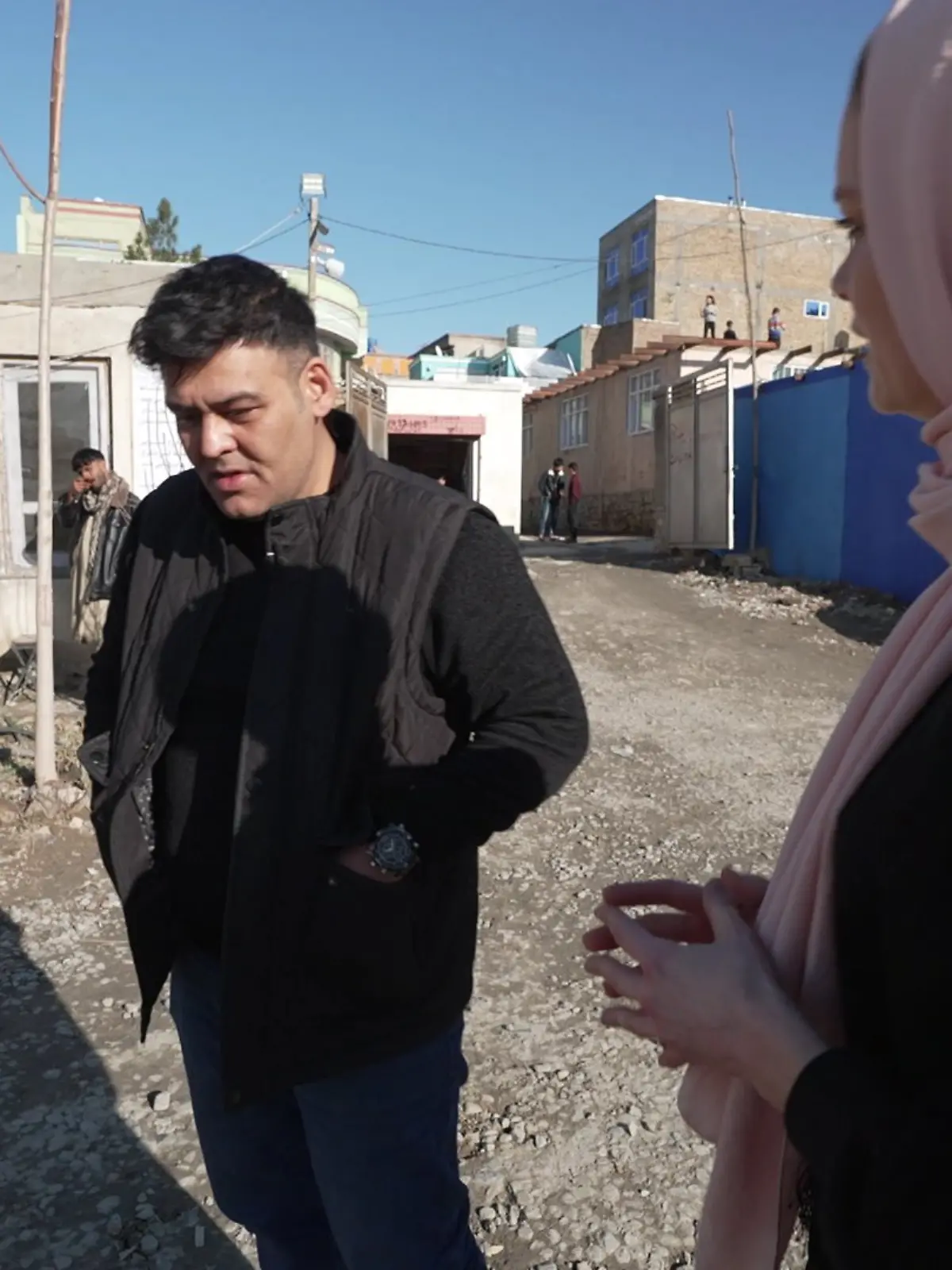 Abdul Sabel im Gespräch mit RTL-Reporterin Liv von Boetticher 
