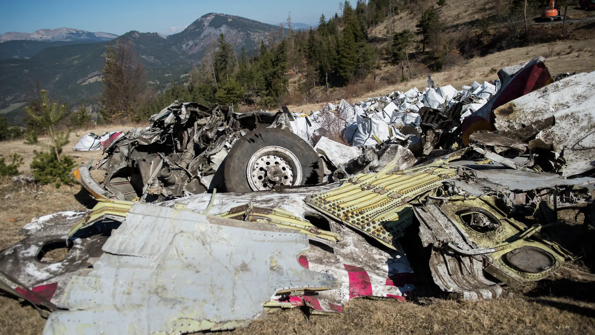 HANDOUT - Das am 13.04.2015 herausgegebene Handout des französischen Innenministeriums zeigt von Helfern geborgene Wrackteile an der Absturzstelle des Germanwings-Flugzeuges in den französischen Alpen nahe Seyne les Alpes. Der Airbus A320 war am 24.03.2015 auf dem Weg von Barcelona nach Düsseldorf in den Bergen zerschellt. 150 Menschen starben. Foto: Ministere d l’interieur/Yves Malenfer/dpa ACHTUNG: Das Foto darf nur redaktionell im Zusammenhang mit der Berichterstattung über den Germanwings-Absturz verwendet werden! +++(c) dpa - Bildfunk+++