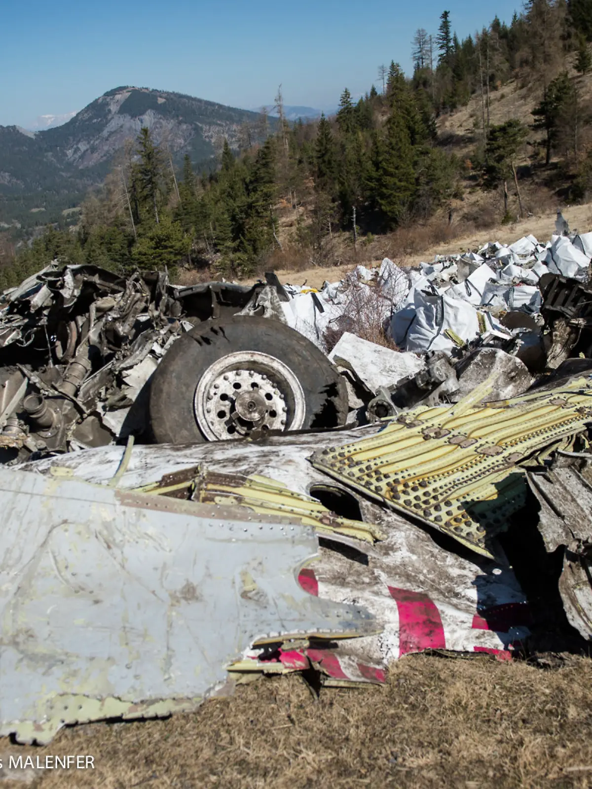 HANDOUT - Das am 13.04.2015 herausgegebene Handout des französischen Innenministeriums zeigt von Helfern geborgene Wrackteile an der Absturzstelle des Germanwings-Flugzeuges in den französischen Alpen nahe Seyne les Alpes. Der Airbus A320 war am 24.03.2015 auf dem Weg von Barcelona nach Düsseldorf in den Bergen zerschellt. 150 Menschen starben. Foto: Ministere d l’interieur/Yves Malenfer/dpa ACHTUNG: Das Foto darf nur redaktionell im Zusammenhang mit der Berichterstattung über den Germanwings-Absturz verwendet werden! +++(c) dpa - Bildfunk+++