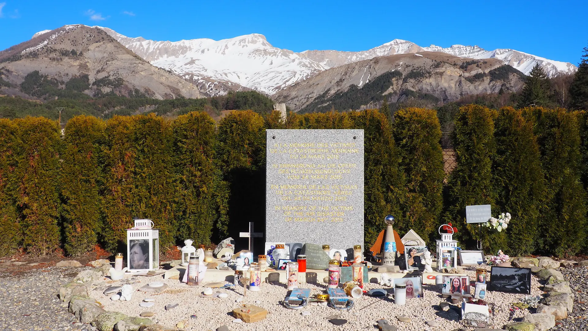 Eine Gedenktafel mit Inschriften in vier Sprachen erinnert an den Flugzeugabsturz vor fünf Jahren. Am 24.03.2015 zerschellte der Germanwings-Airbus mit der Flugnummer 4U9525 an einem Berg in den Alpen. 150 Menschen starben. Der Copilot soll das gewollt haben. (Zu dpa: „Mit Trauer leben: Der Germanwings-Absturz jährt sich zum fünften Mal”)