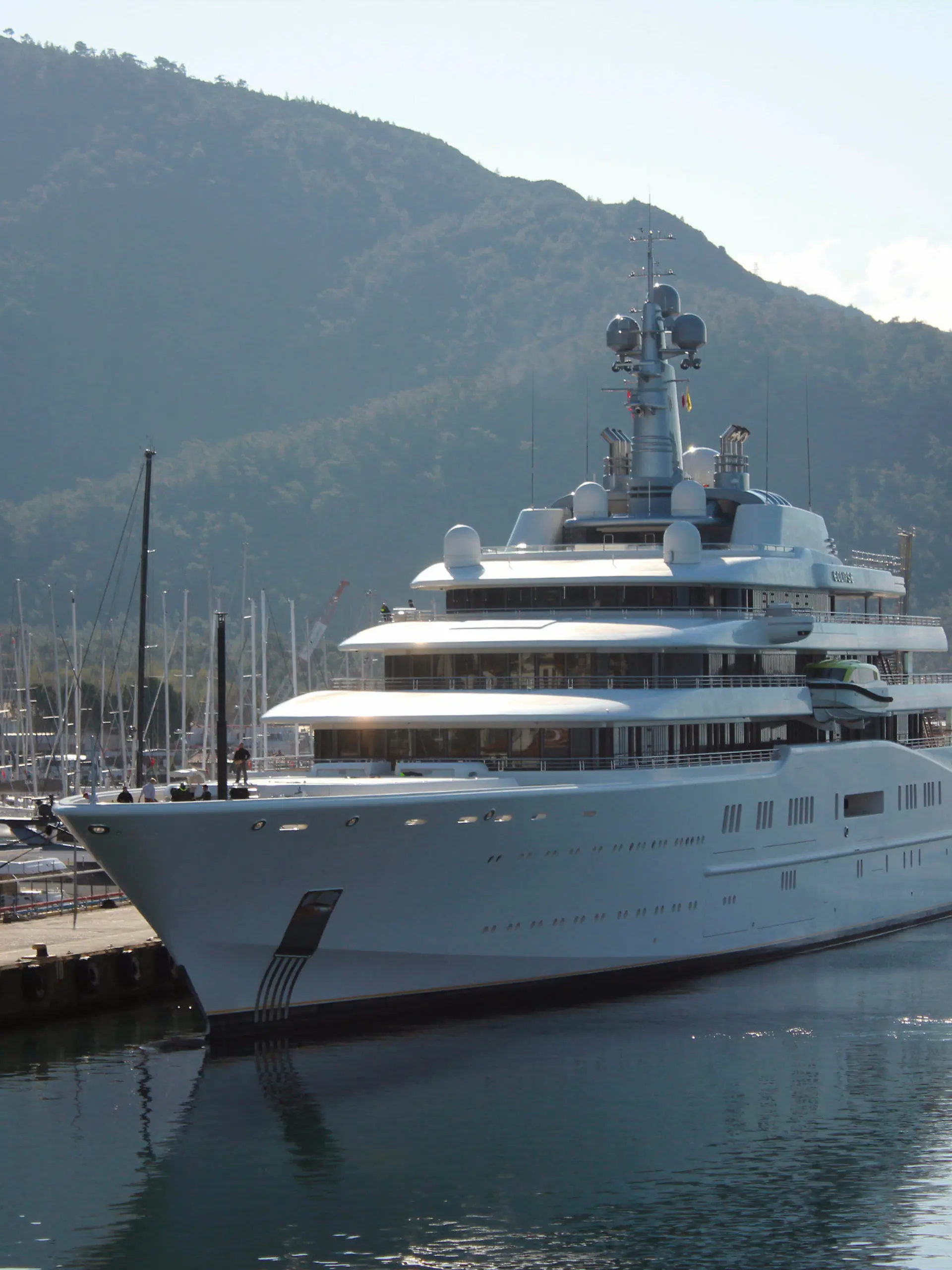 22.03.2022, Türkei, Marmaris: Die auf den Bermudas registrierte Luxusjacht «Eclipse», die dem russischen Oligarchen Abramowitsch gehören soll, liegt in einem Hafen im türkischen Marmaris. Eine andere Jacht hatte bereits zuvor im Ferienort Bodrum, im Südwesten der Türkei, angelegt Foto: -/IHA/AP/dpa +++ dpa-Bildfunk +++