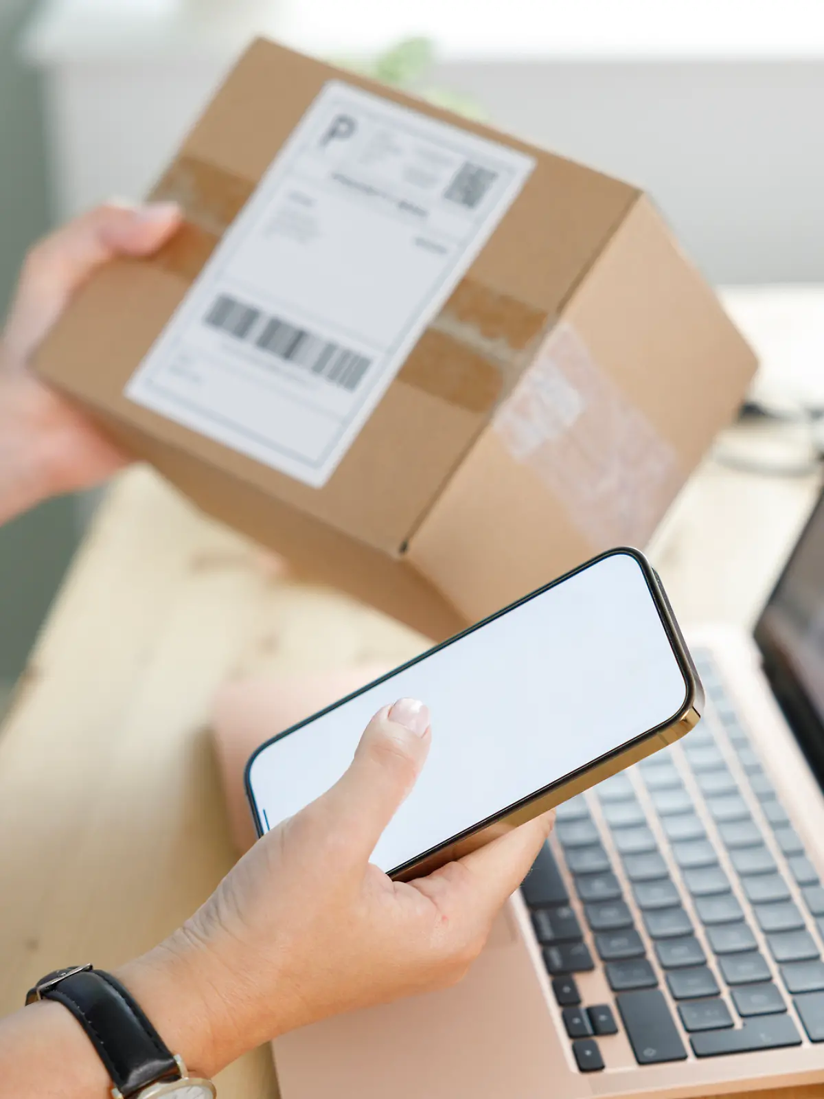 Frau bestellt ein Produkt aus dem Internet und hat ein Paket bekommen. 