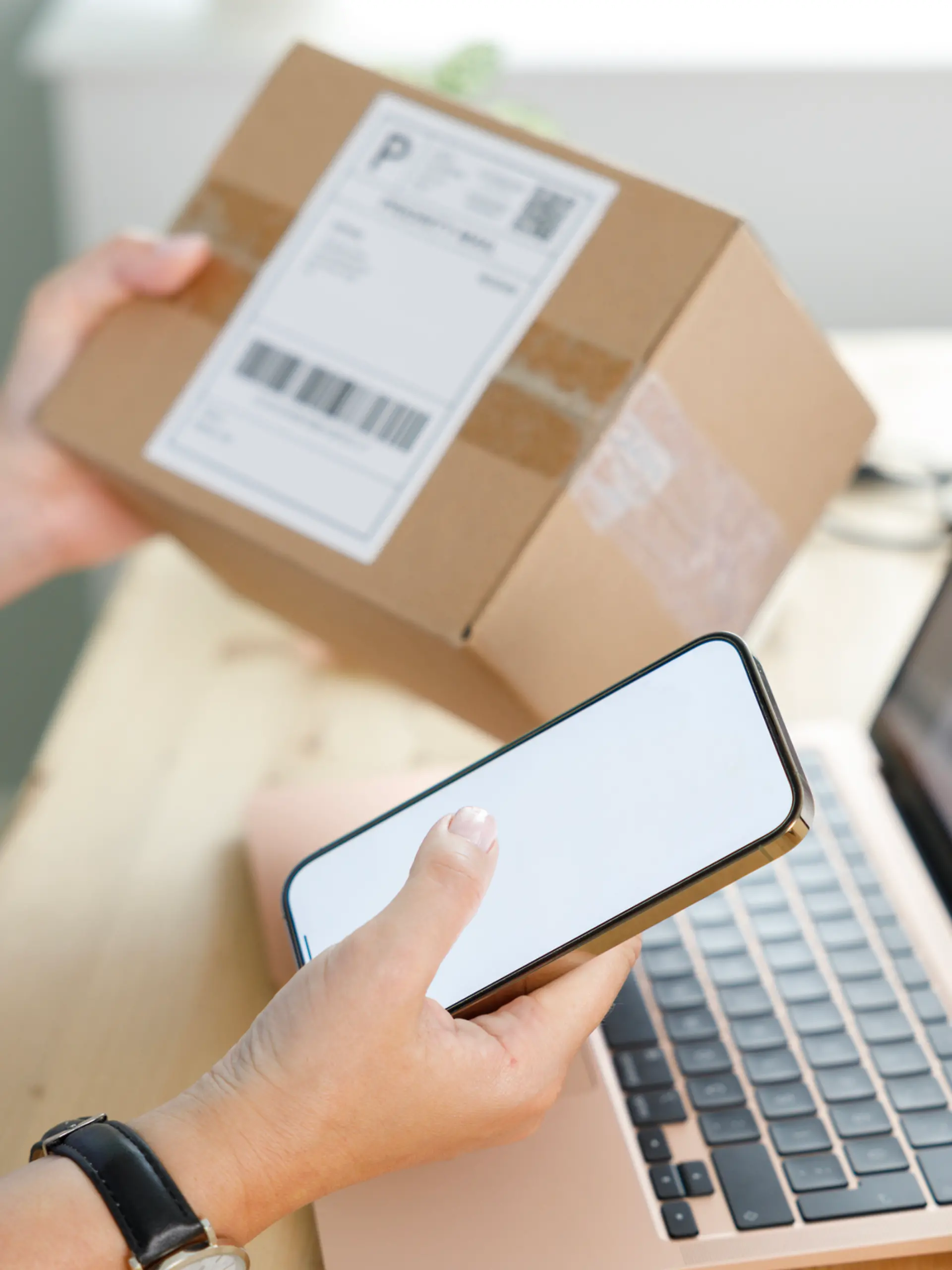 Frau bestellt ein Produkt aus dem Internet und hat ein Paket bekommen. 