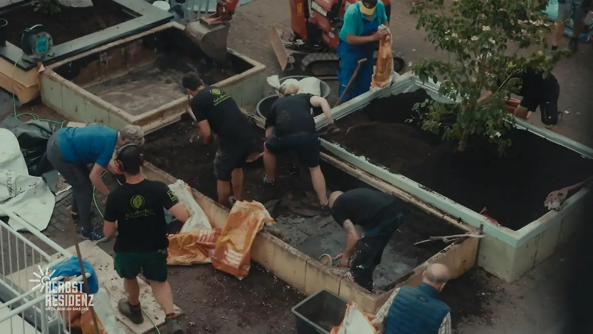 Der Vorplatz wird zum schicken Park Tolles Gemeinschafts-Projekt