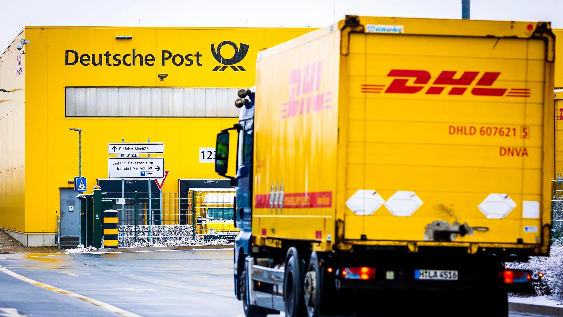 09.03.2023, Niedersachsen, Hannover: Ein Lastwagen fährt auf das Gelände der Deutsche-Post-DHL-Niederlassung im Stadtteil Anderten. Vor dem Hintergrund eines drohenden Streiks von Briefträgern und Paketboten legt die Deutsche Post am 09.03.2023 ihre Jahreszahlen vor. Erwartet wird ein Rekordergebnis. (zu dpa "Post legt Rekordzahlen vor - Verdi-Entscheidung über Streik erwartet") Foto: Moritz Frankenberg/dpa +++ dpa-Bildfunk +++