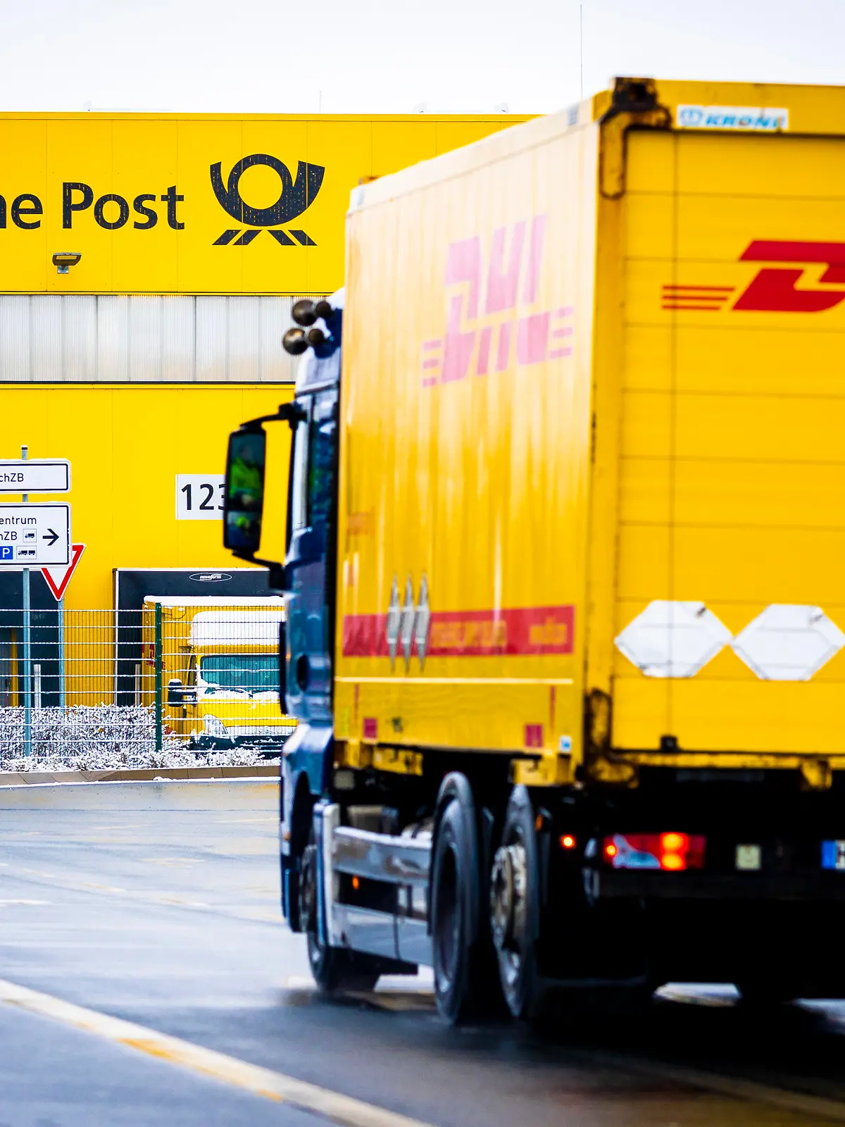 09.03.2023, Niedersachsen, Hannover: Ein Lastwagen fährt auf das Gelände der Deutsche-Post-DHL-Niederlassung im Stadtteil Anderten. Vor dem Hintergrund eines drohenden Streiks von Briefträgern und Paketboten legt die Deutsche Post am 09.03.2023 ihre Jahreszahlen vor. Erwartet wird ein Rekordergebnis.    (zu dpa "Post legt Rekordzahlen vor - Verdi-Entscheidung über Streik erwartet") Foto: Moritz Frankenberg/dpa +++ dpa-Bildfunk +++