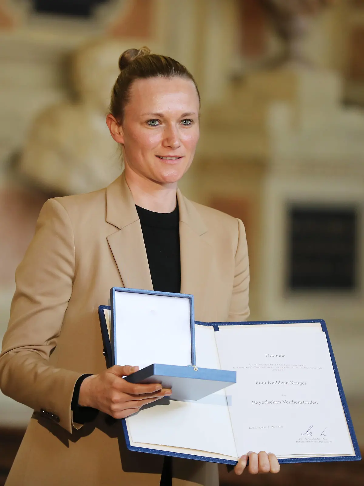  Verleihung des Bayerischen Verdienstordens durch den Bayerischen Ministerpräsidenten Dr. Markus Söder Kathleen Krüger, München Bayern Deutschland Antiquarium der Residenz *** Award of the Bavarian Order of Merit by the Bavarian Minister President Dr Markus Söder Kathleen Krüger, Munich Bavaria Germany Antiquarium of the Residenz