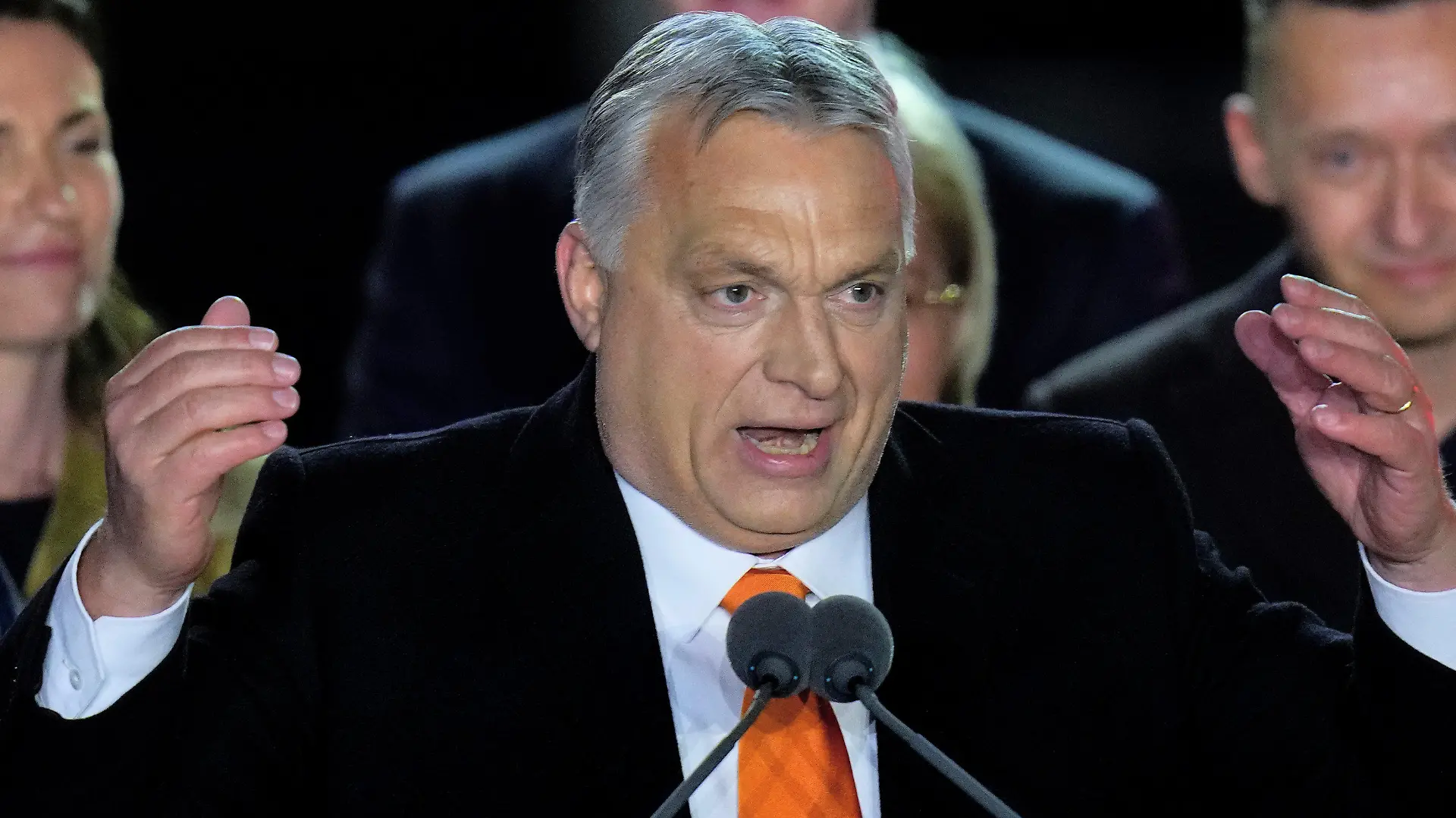 03.04.2022, Ungarn, Budapest: Viktor Orban, Ministerpräsident von Ungarn,  dankt jubelnden Anhängern während einer Wahlparty in Budapest, Ungarn. Erste Teilergebnisse der ungarischen Parlamentswahlen zeigen einen deutlichen Vorsprung für die rechtsgerichtete Partei des putinfreundlichen Nationalisten Orban, der eine vierte Amtszeit in Folge anstrebt. (Wiederholung mit verändertem Bildausschnitt.) Foto: Petr David Josek/AP/dpa +++ dpa-Bildfunk +++