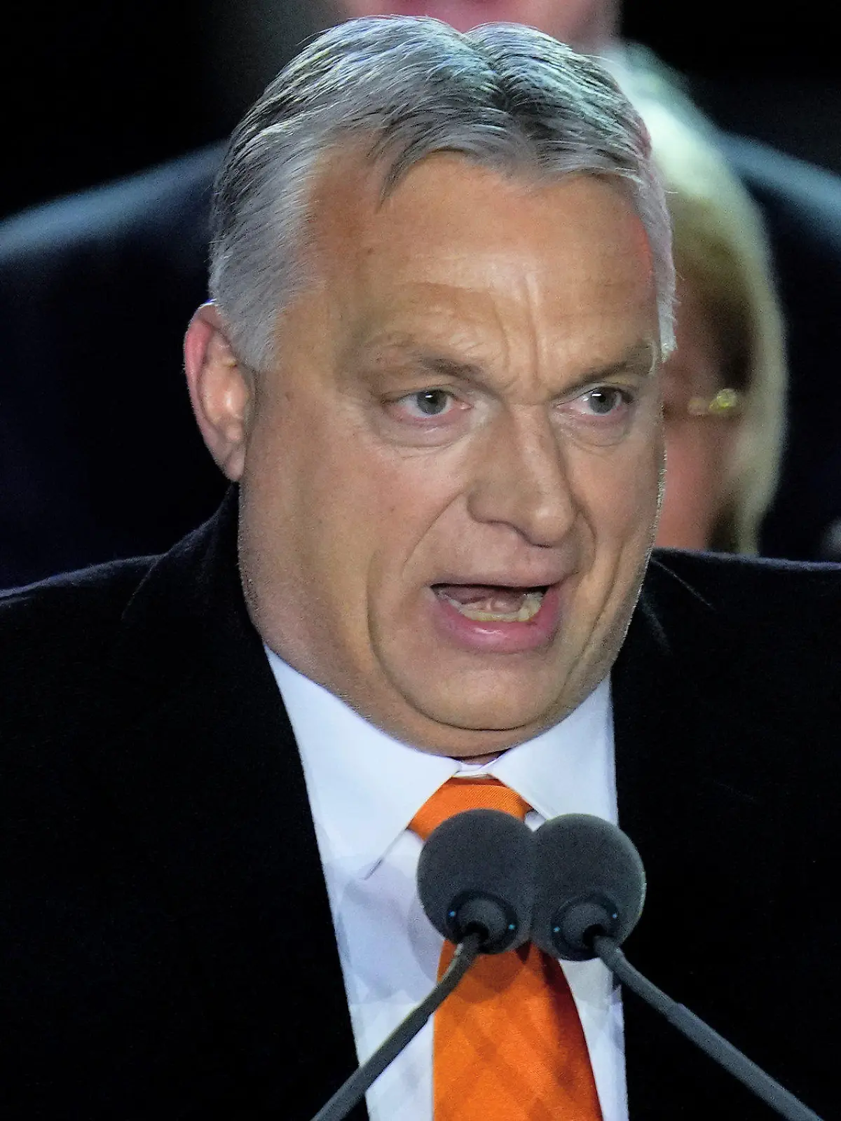 03.04.2022, Ungarn, Budapest: Viktor Orban, Ministerpräsident von Ungarn,  dankt jubelnden Anhängern während einer Wahlparty in Budapest, Ungarn. Erste Teilergebnisse der ungarischen Parlamentswahlen zeigen einen deutlichen Vorsprung für die rechtsgerichtete Partei des putinfreundlichen Nationalisten Orban, der eine vierte Amtszeit in Folge anstrebt. (Wiederholung mit verändertem Bildausschnitt.) Foto: Petr David Josek/AP/dpa +++ dpa-Bildfunk +++