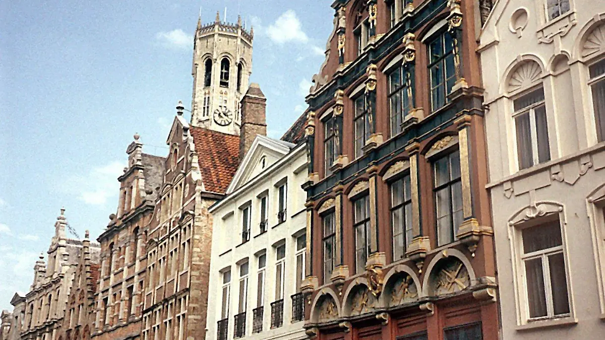 Die Steenstrasse in der belgischen Stadt Brügge mit dem 83 Meter hohen Belfried Turm, aufgenommen am 26.4.2000. Brügge ist neben Salamanca in Spanien Kulturhauptstadt Europas 2002. Die Stadt will sich als europäische Kulturmetropole präsentieren. Rund 140 Veranstaltungen sind geplant.