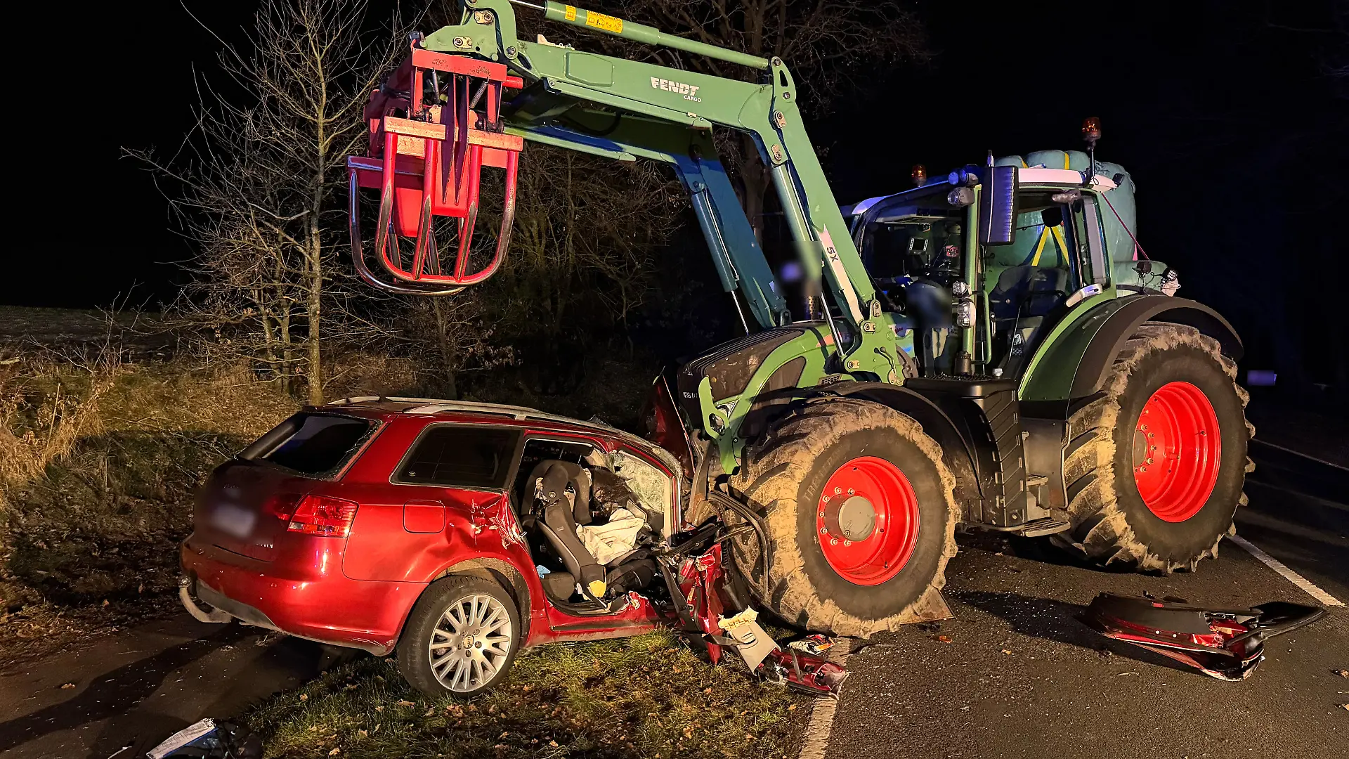 Der rote Audi wird beim Aufprall vorne zusammengedrückt.