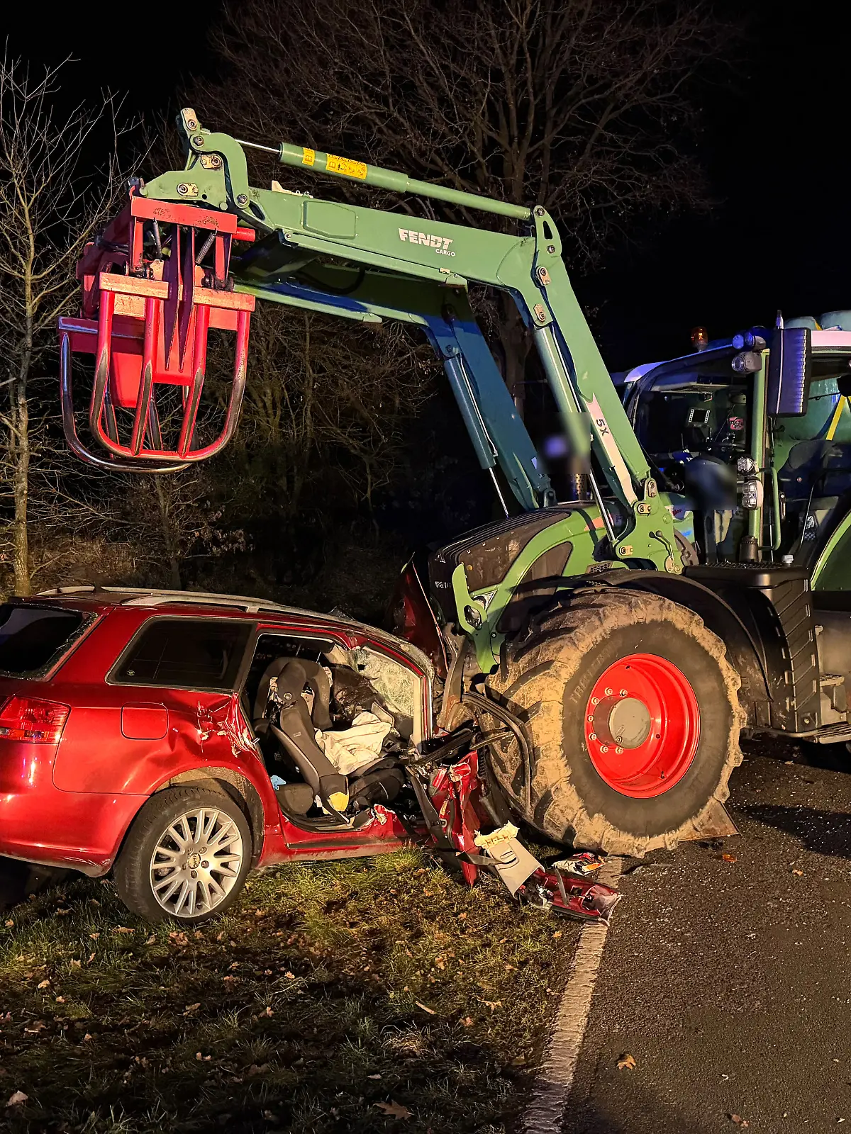 Der rote Audi wird beim Aufprall vorne zusammengedrückt. 