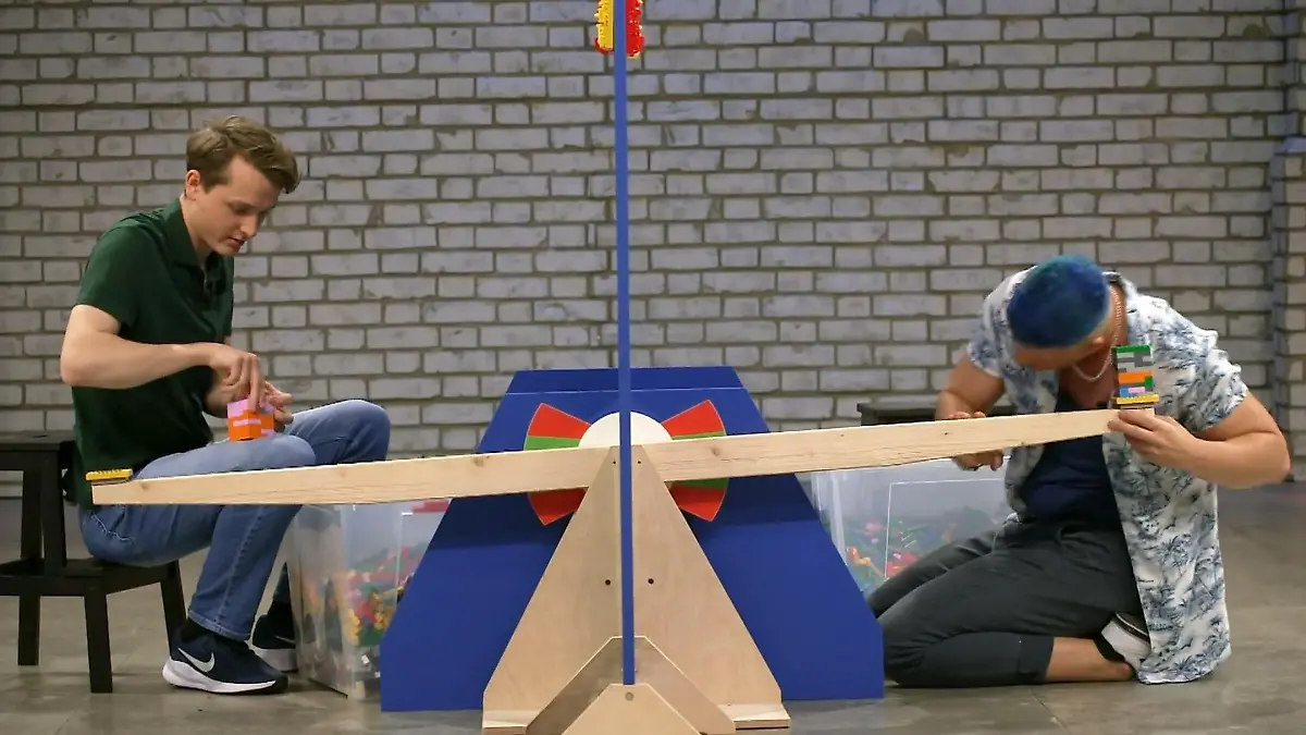 Wer baut den höchsten Turm auf der Wippe? Balanceakt in der Vorrunde