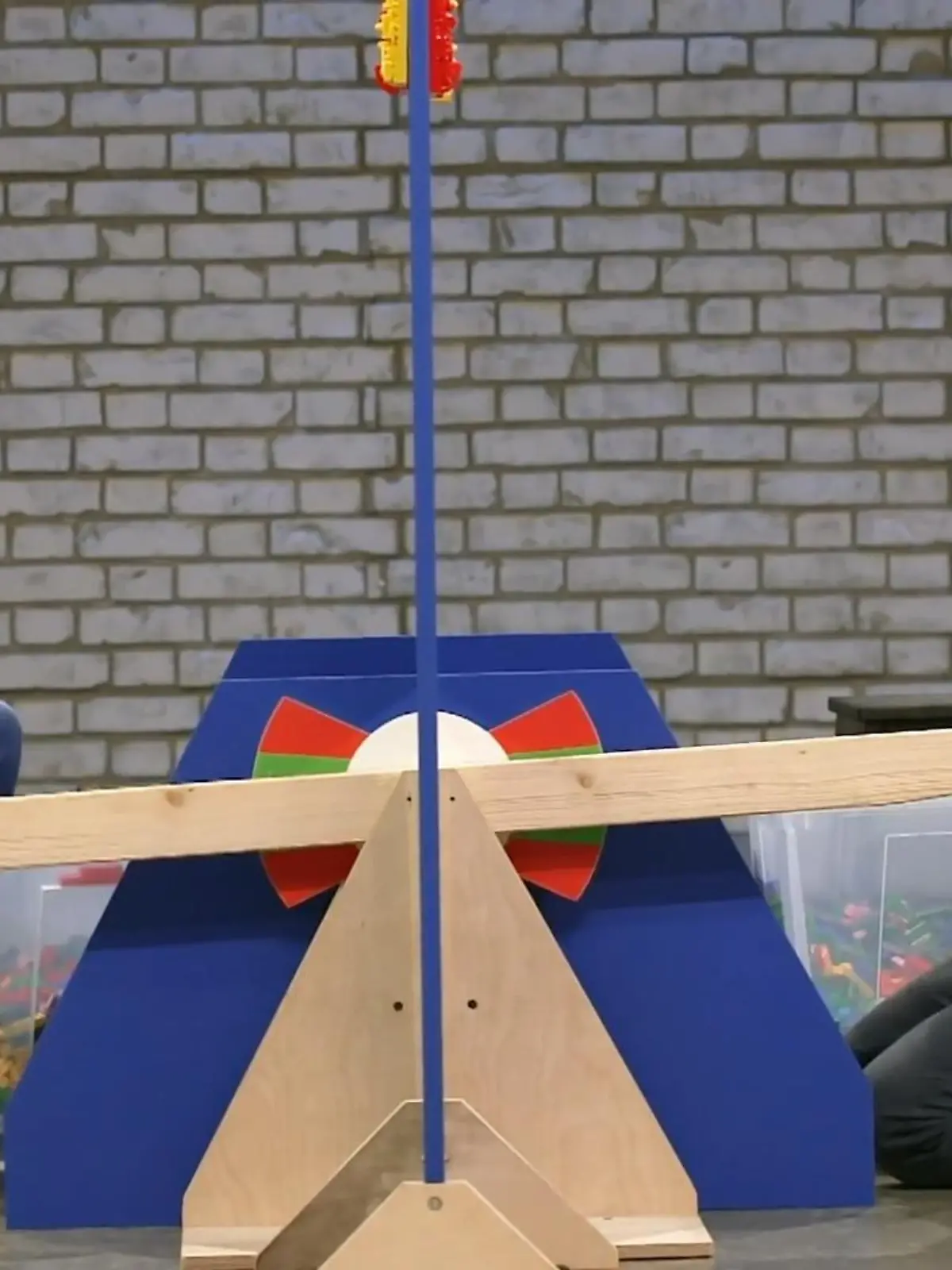 Bild zu: "Wer baut den höchsten Turm auf der Wippe?"