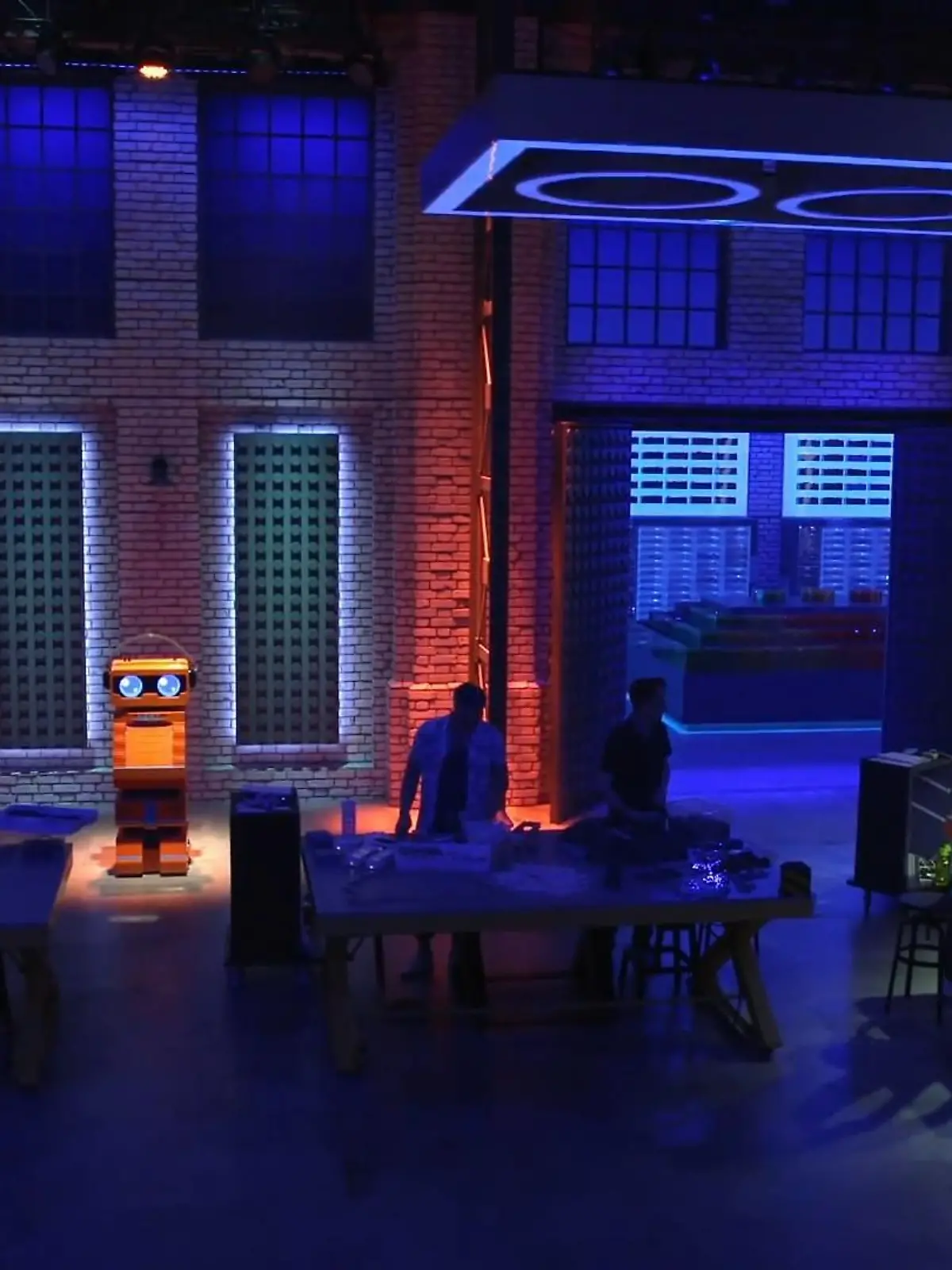 Bild zu: "Roboter Bert verlangt eine Begleitung!"