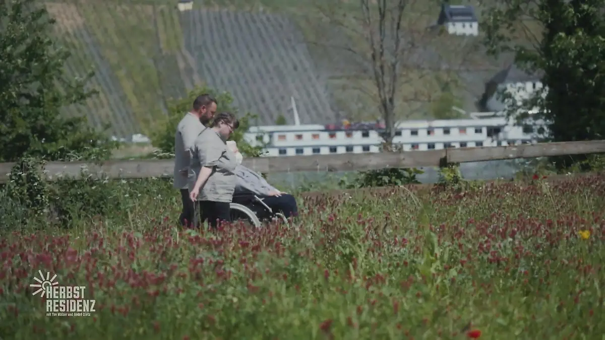Ein letzter Spaziergang mit ihrer Lieblingsseniorin Schwere Lektion für die Azubis