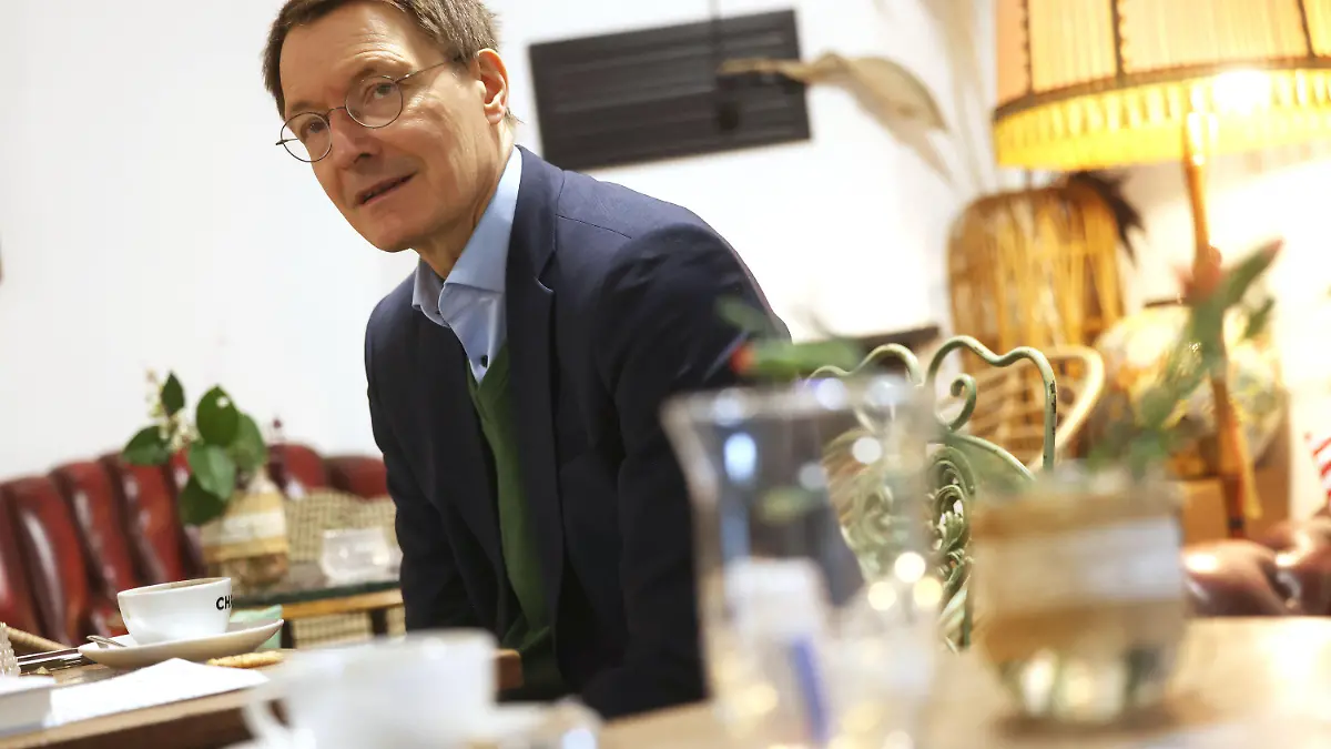 31.03.2022, Nordrhein-Westfalen, Köln: Karl Lauterbach (SPD), Bundesgesundheitsminister, sitzt in seinem Stammcafe in Köln. (Zu dpa "Karl Lauterbach - vom Mahner zum Lockerer?") Foto: Oliver Berg/dpa +++ dpa-Bildfunk +++