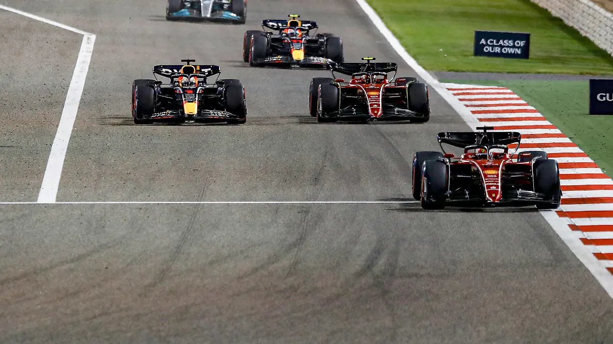 16 LECLERC Charles mco, Scuderia Ferrari F1-75, action 01 VERSTAPPEN Max nld, Red Bull Racing RB18, action 55 SAINZ Carlos spa, Scuderia Ferrari F1-75, action during the Formula 1 Gulf Air Bahrain Grand Prix 2022, 1st round of the 2022 FIA Formula One World Championship, WM, Weltmeisterschaft on the Bahrain International Circuit, from March 18 to 20, 2022 in Sakhir, Bahrain - F1 - BAHRAIN GRAND PRIX 2022 - RACE DPPI/Panoramic PUBLICATIONxNOTxINxFRAxITAxBEL _B3_9344