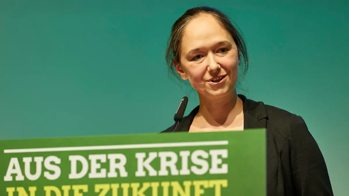 Jennifer Jasberg, Fraktionsvorsitzende Bündnis 90/Die Grünen in der Hamburger Bürgerschaft, spricht auf dem Kleinen Parteitag der Hamburger Grünen in Hamburg-Wilhelmsburg.