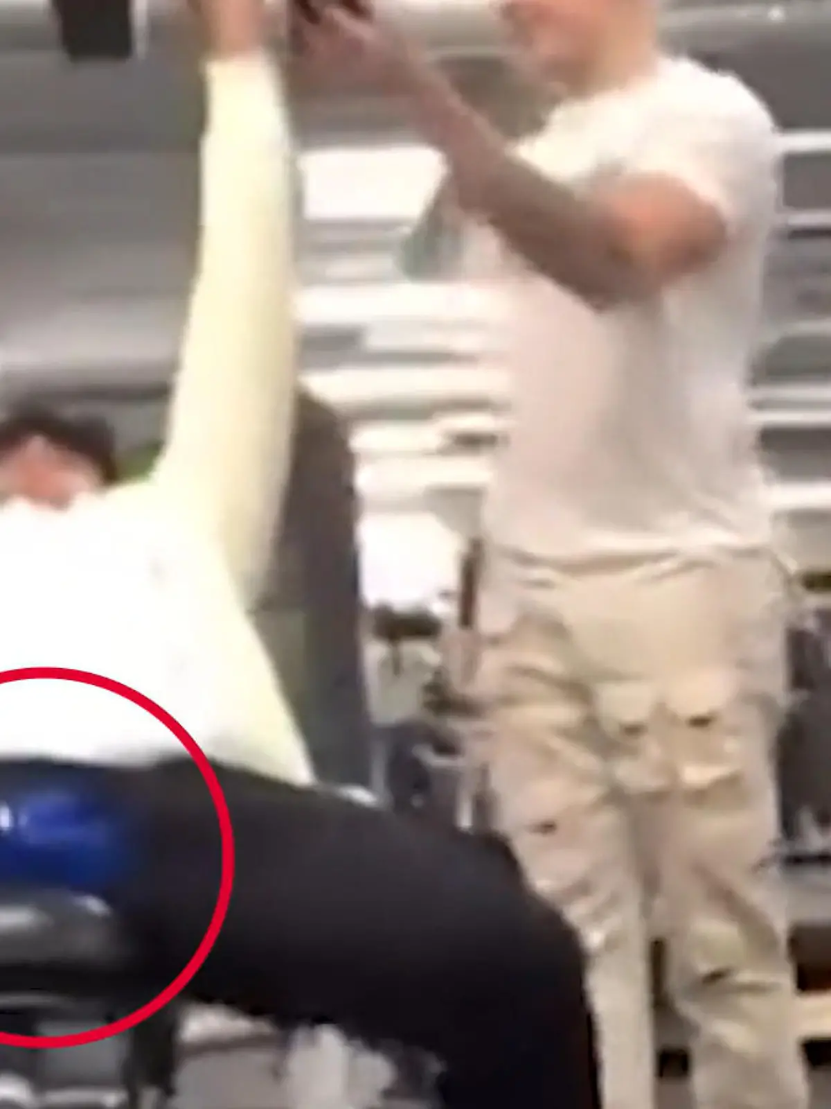 Bild zu: "Fitnesstrainer platzt die Hose"