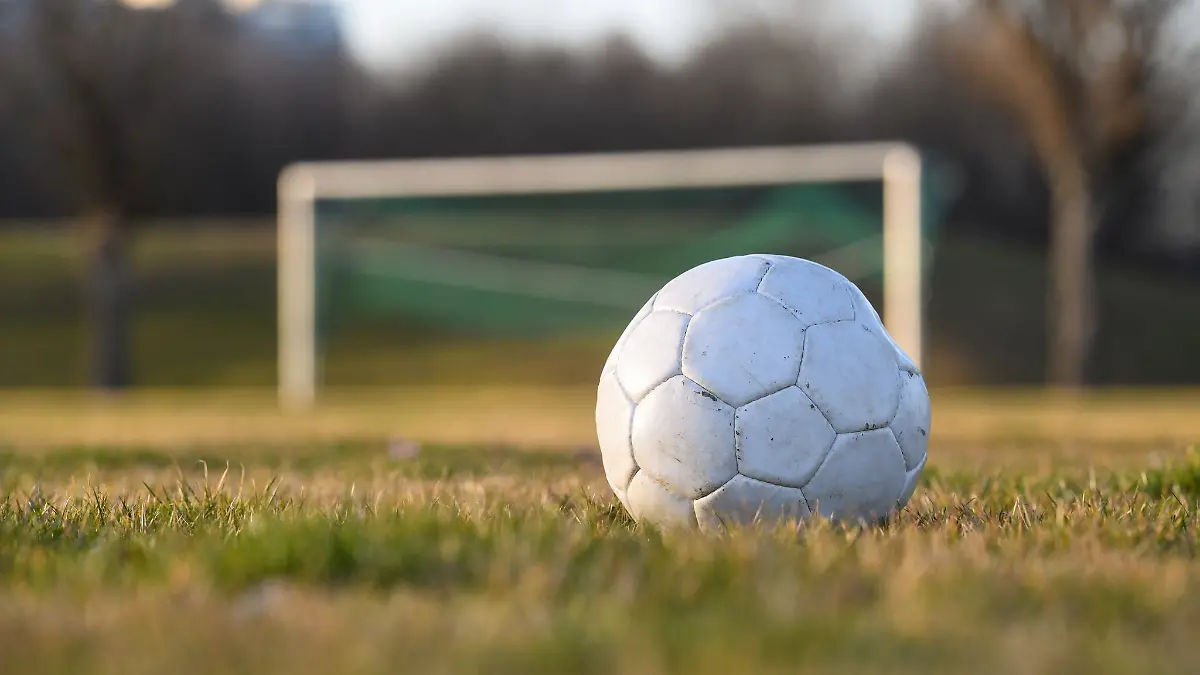Ein 28-Jähriger soll als Trainer einer Juniorenfußballmannschaft sexuelle Gewalt gegen Kinder und Jugendliche begangen haben. (Symbolbild)