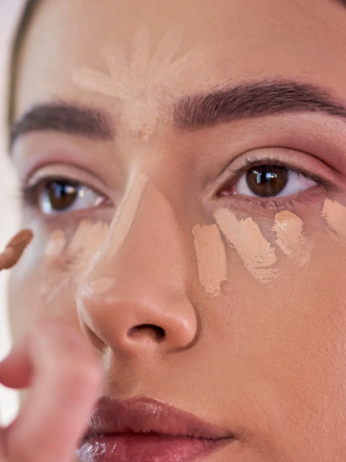 Bild zu: "DAS hilft wirklich gegen Concealer-Creasing"