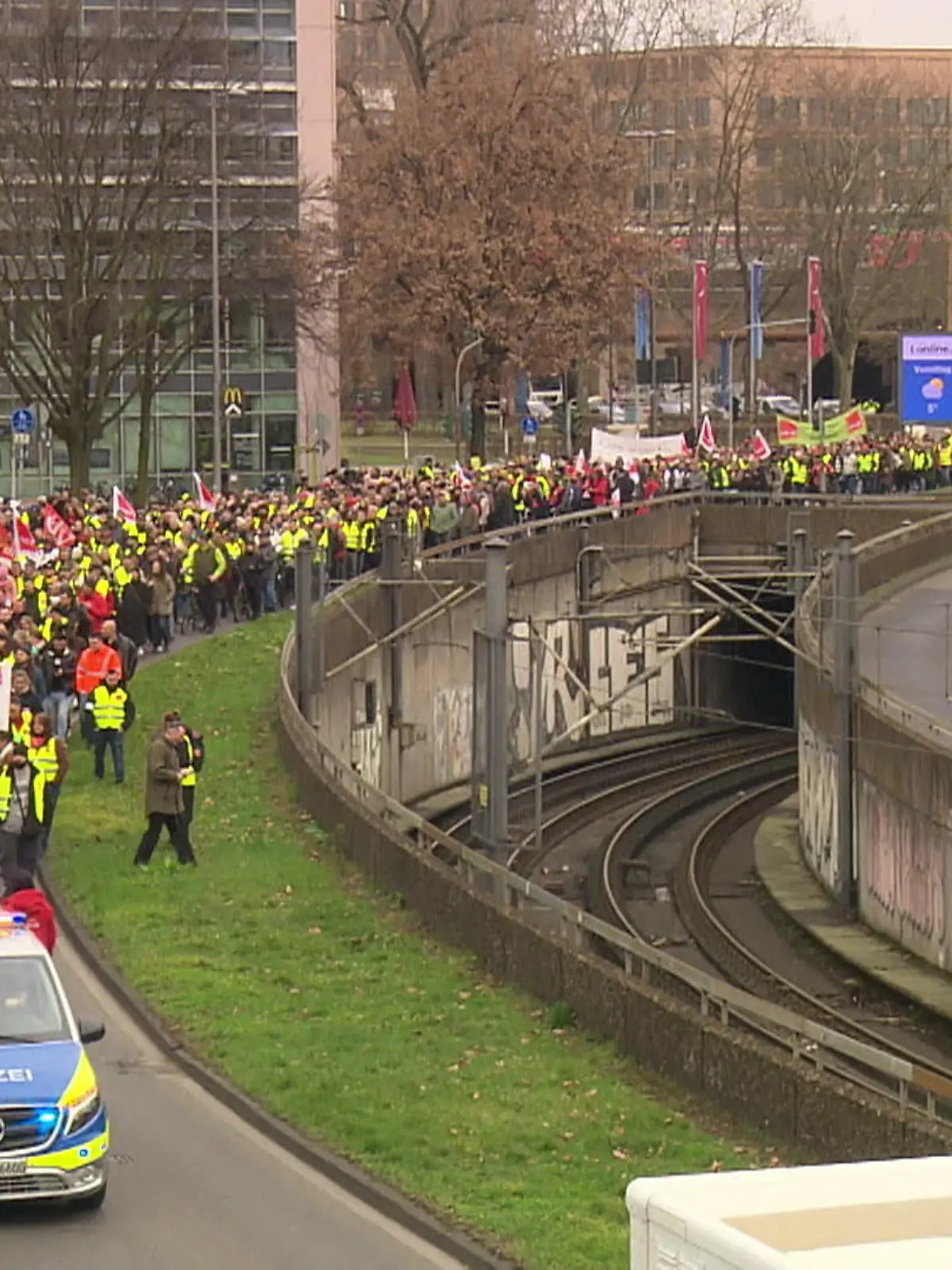 Bild zu: "ver.di-Streik in NRW – Zehntausende demonstrieren "