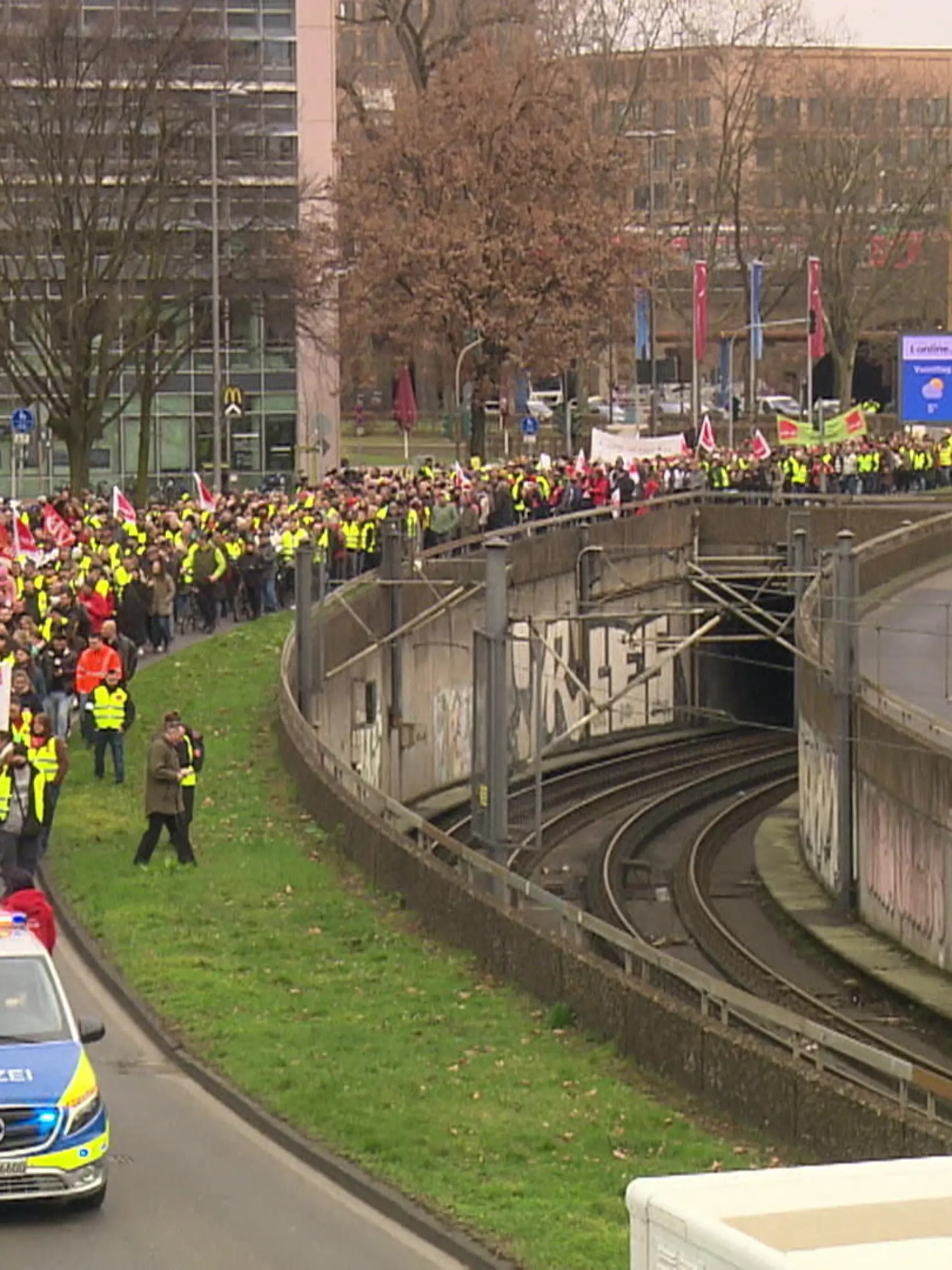 Bild zu: "ver.di-Streik in NRW – Zehntausende demonstrieren "