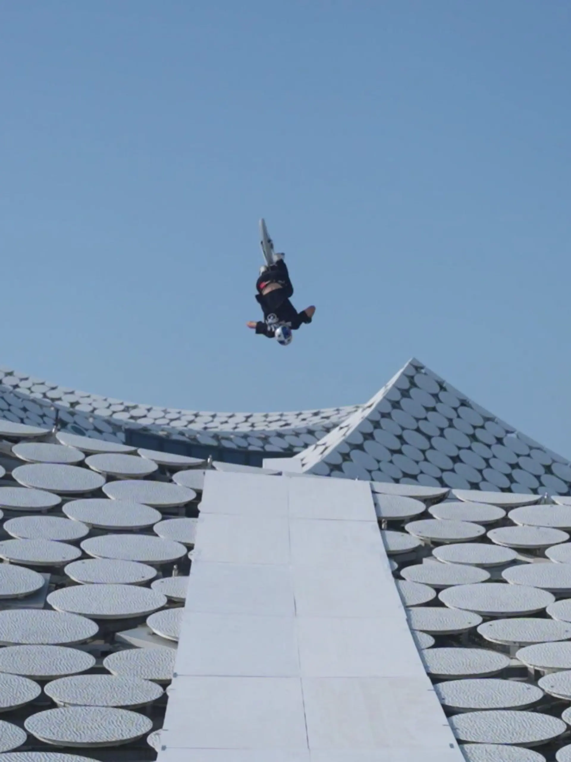 Bild zu: "Extremsportler macht Rückwärtssalto auf der Elbphilharmonie"
