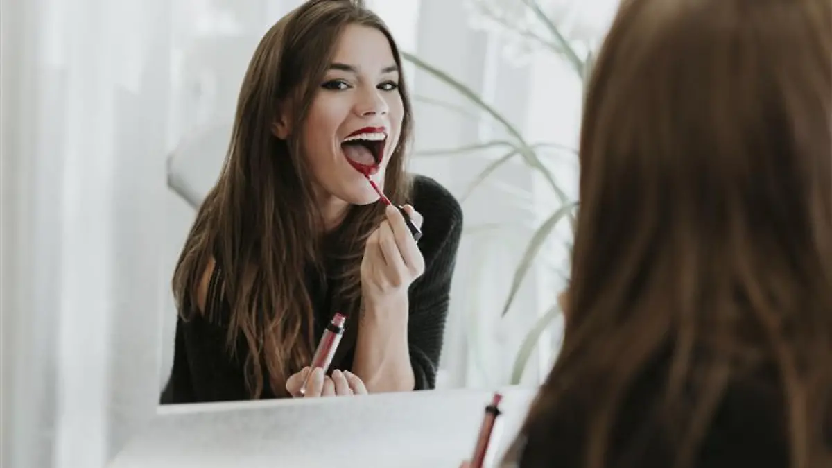 Frau schminkt ihre Lippen