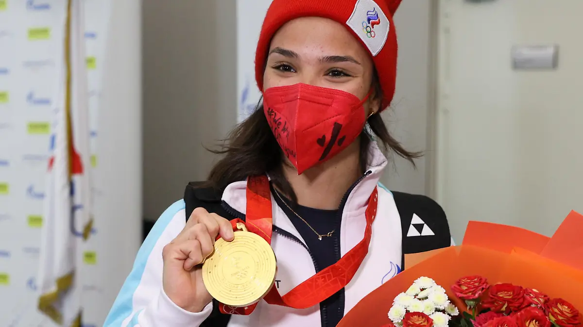 MOSCOW REGION, RUSSIA - FEBRUARY 16, 2022: Cross-country skier Veronika Stepanova poses with her 4x5km relay gold medal during a welcoming ceremony at Sheremetyevo International Airport for Russian athletes returning from the 2022 Winter Olympic Games in Beijing. Gavriil Grigorov/TASS