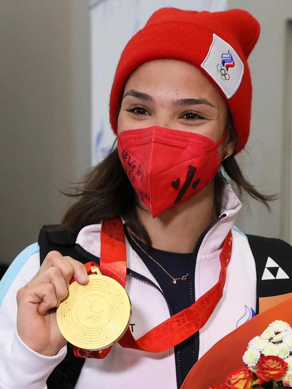 MOSCOW REGION, RUSSIA - FEBRUARY 16, 2022: Cross-country skier Veronika Stepanova poses with her 4x5km relay gold medal during a welcoming ceremony at Sheremetyevo International Airport for Russian athletes returning from the 2022 Winter Olympic Games in Beijing. Gavriil Grigorov/TASS