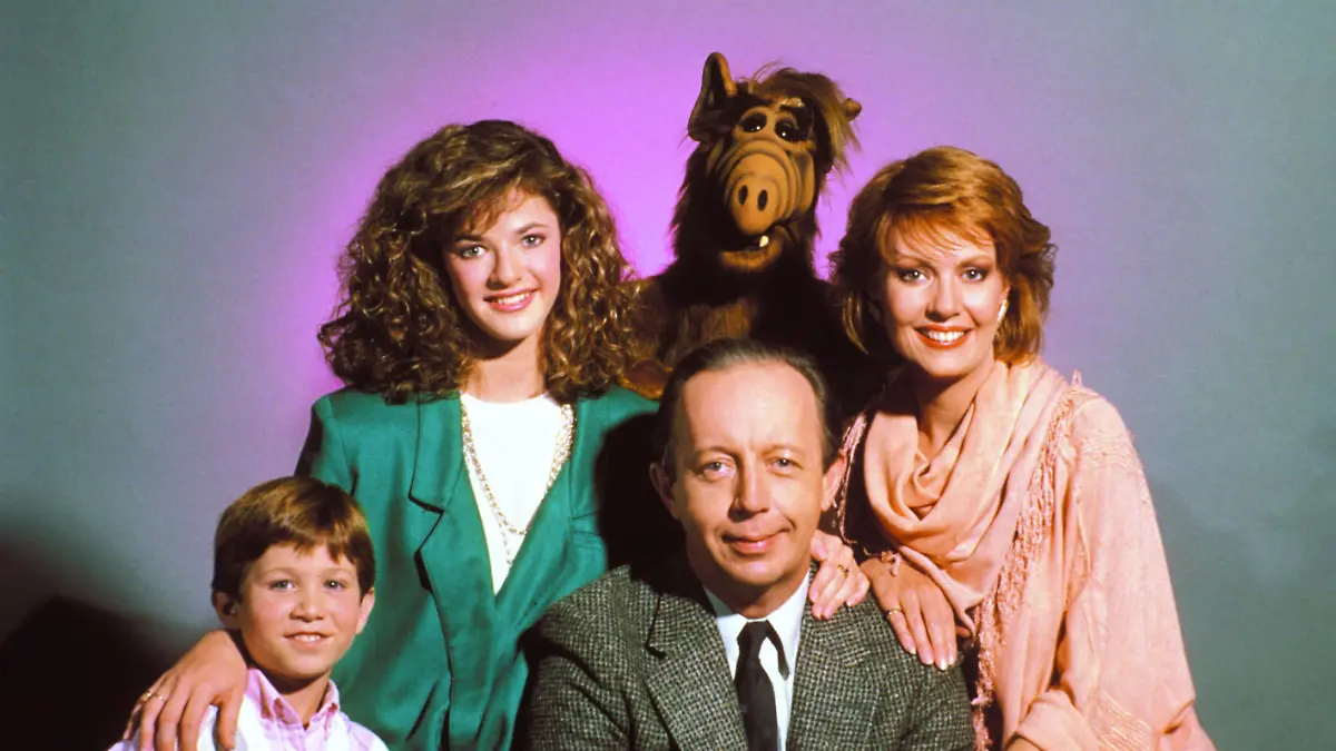Alf (hi.) und die Familie Tanner: (v.li.) Brian (Benji Gregory), Lynn (Andrea Elson), Willie (Max Wright) und Kate (Anne Schedeen)