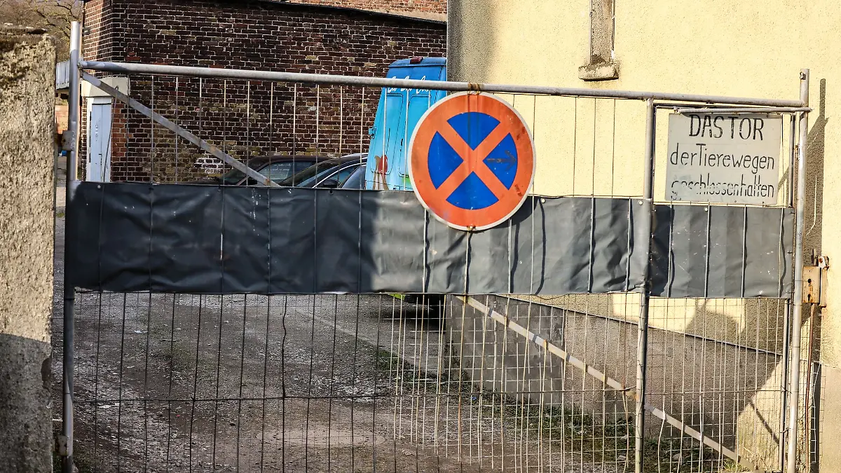 Bei der Kontrolle eines Eiswagens soll der Inhaber die Mitarbeiterinnen der Lebensmittelüberwachung mit einem Messer angegriffen haben.