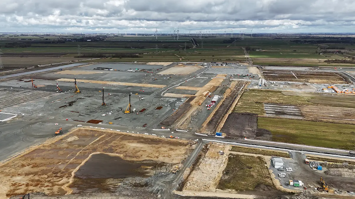 12.03.2025, Schleswig-Holstein, Heide: Baustelle der Northvolt Drei Batteriezellenfabrik (Aufnahme mit einer Drohne). Der Batteriehersteller Northvolt hat in seiner schwedischen Heimat Insolvenz angemeldet. Die Arbeiten an der Fabrik in Schleswig-Holstein sollen weiter gehen. Foto: Christian Charisius/dpa +++ dpa-Bildfunk +++