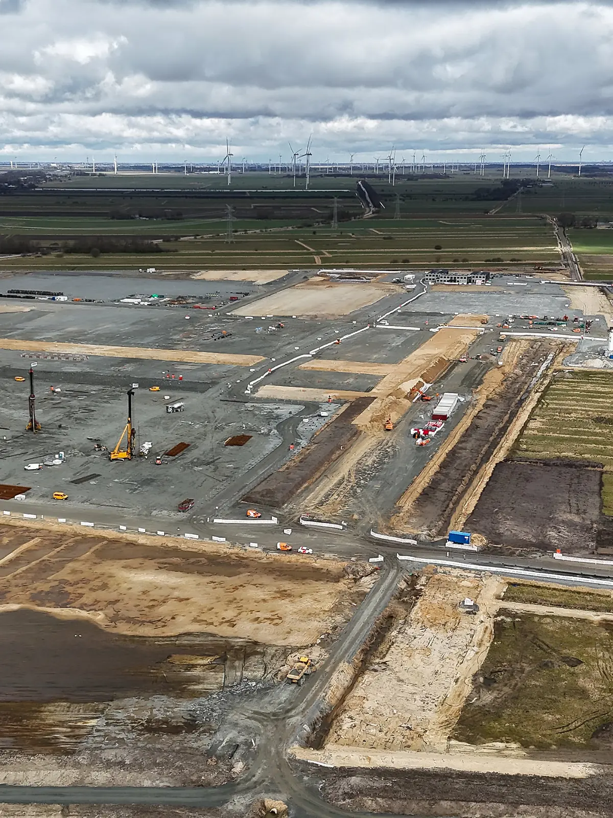 12.03.2025, Schleswig-Holstein, Heide: Baustelle der Northvolt Drei Batteriezellenfabrik (Aufnahme mit einer Drohne). Der Batteriehersteller Northvolt hat in seiner schwedischen Heimat Insolvenz angemeldet. Die Arbeiten an der Fabrik in Schleswig-Holstein sollen weiter gehen. Foto: Christian Charisius/dpa +++ dpa-Bildfunk +++