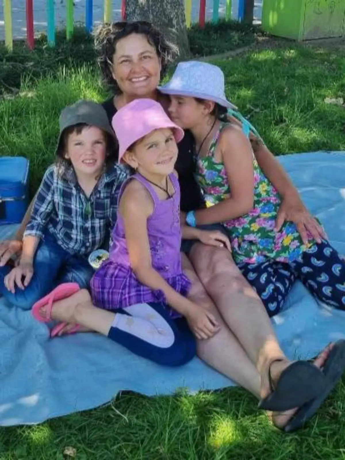 Bild zu: "Mann entführt seine drei Kinder in die Wildnis – jetzt fleht ihn seine Mutter an"