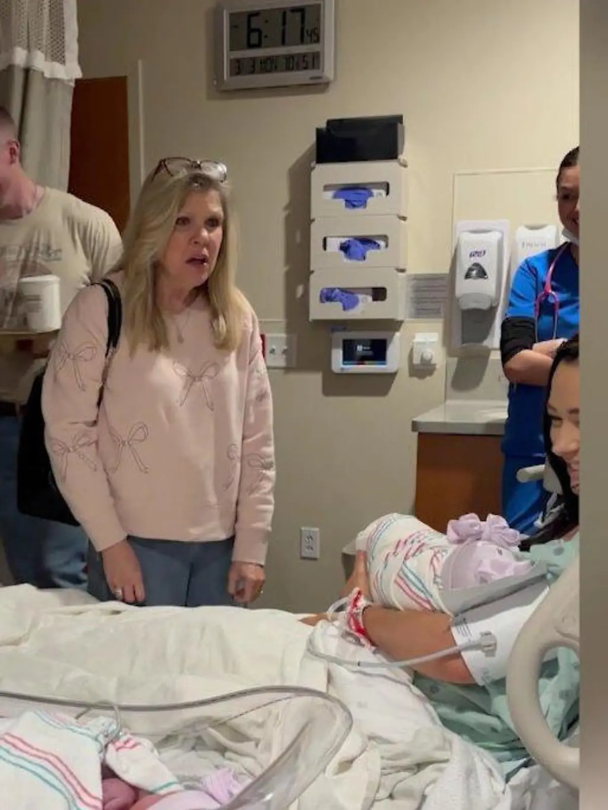 Große Überraschung für die Eltern von Courtney Brinson! Eigentlich erwarten sie ihren Enkel im Krankenhaus von Texas (USA), doch es kommt anders. Die frisch gebackene Mutter und ihr Ehemann Andrew haben lange ein Geheimnis gelüftet – zumindest bis jetzt. Die Reaktionen auf die plötzliche Enthüllung im Kreißsaal seht ihr im Video. 