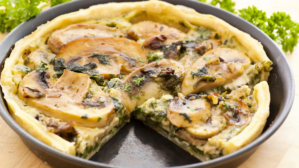 Quiche with spinach and mushrooms