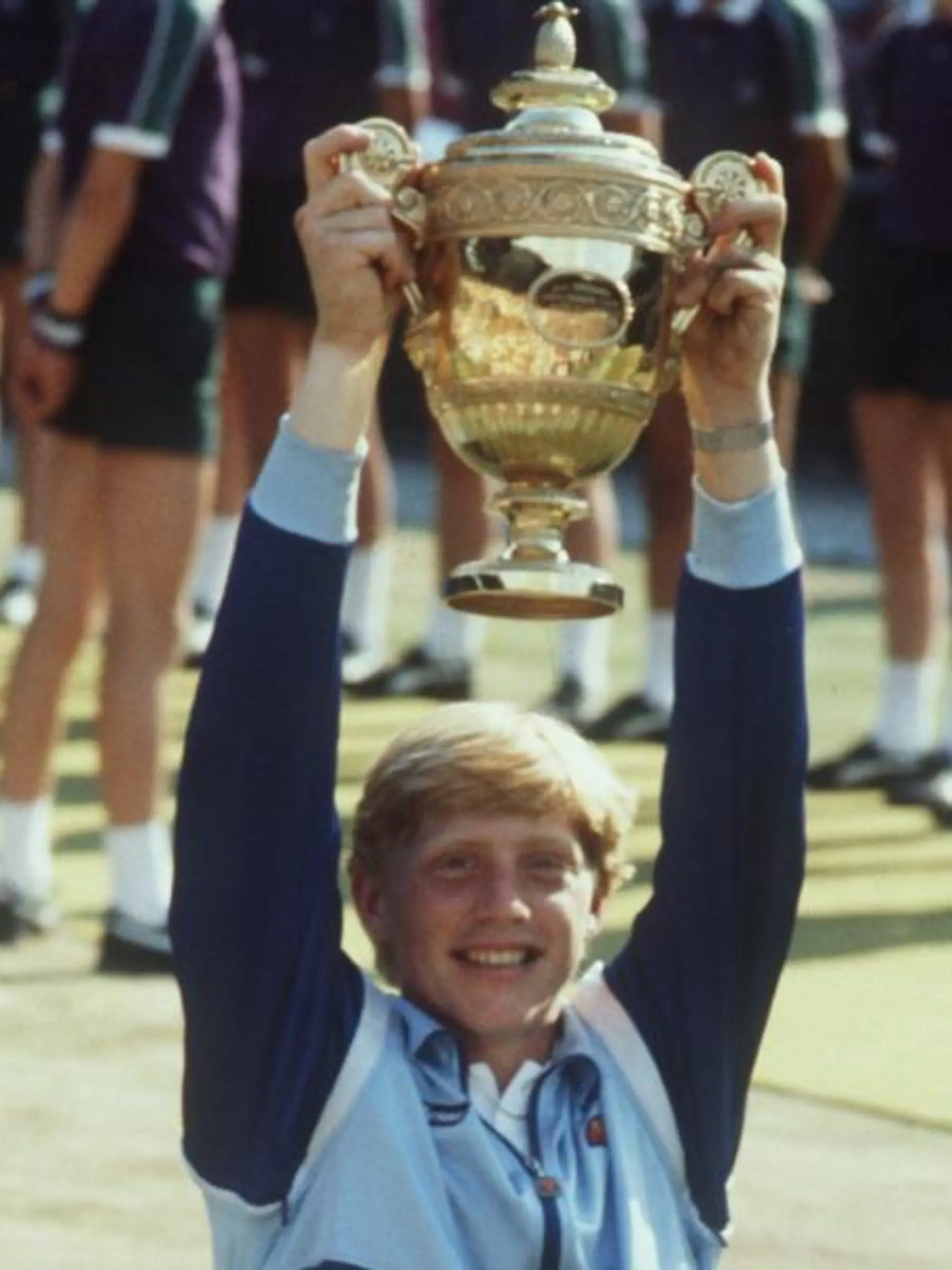 Der erst 17jährige Boris Becker strahlt 1985 und hebt triumphierend den Siegerpokal empor. Foto: Schrader